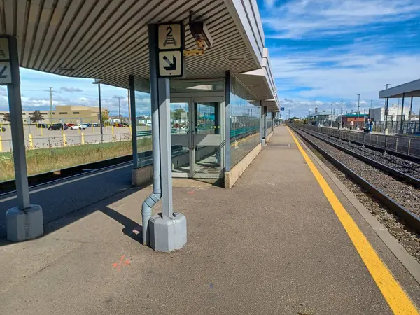 Burlington, ON, Kanada 2 Ağustos 2024: Bronte GO tren istasyonunun görüntüsü.