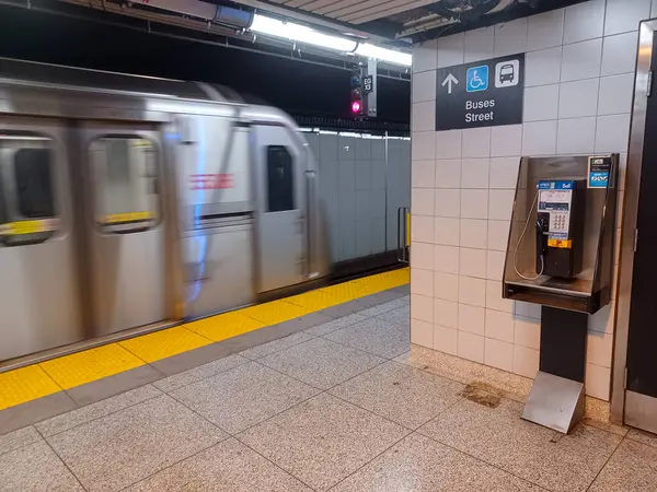 Toronto, ON, Kanada - 28 Mart 2025: İçerideki Eginton metro istasyonuna bakın
