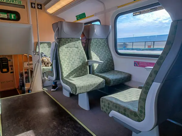 Toronto, ON, Kanada - 19 Mart 2025: Go tren vagonunun iç görünümü