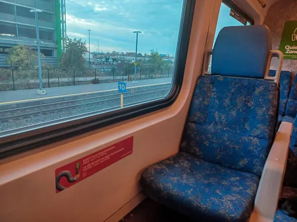 Toronto, ON, Kanada - 19 Mart 2025: Go tren vagonunun iç görünümü