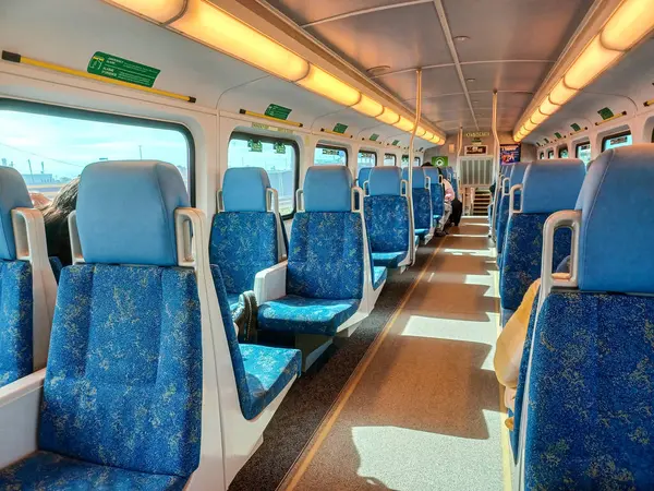 Toronto, ON, Kanada - 19 Mart 2025: Go tren vagonunun iç görünümü