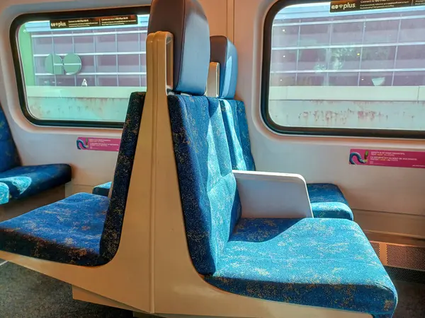 Toronto, ON, Kanada - 19 Mart 2025: Go tren vagonunun iç görünümü