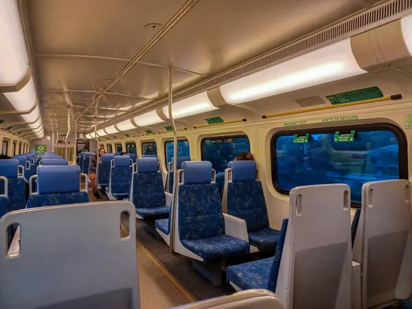 Toronto, ON, Kanada - 19 Mart 2025: Go tren vagonunun iç görünümü