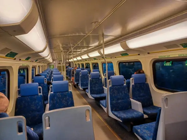 Toronto, ON, Kanada - 19 Mart 2025: Go tren vagonunun iç görünümü