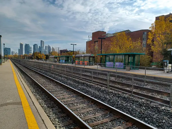 Etobikola, ON, Kanada 20 Ekim 2024: Mimico Go tren istasyonunun görüntüsü.