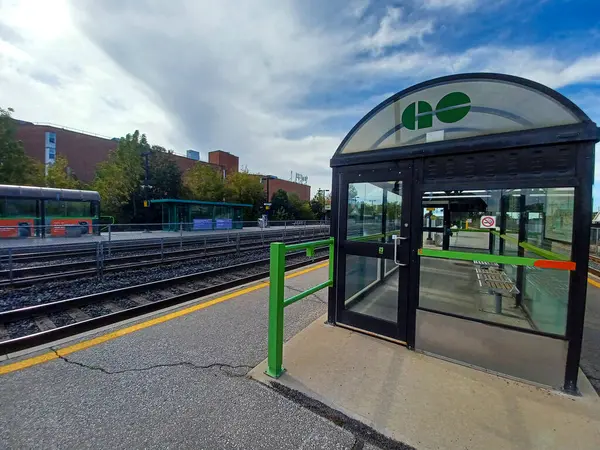 Etobikola, ON, Kanada 20 Ekim 2024: Mimico Go tren istasyonunun görüntüsü.