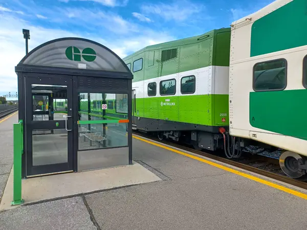 Etobikola, ON, Kanada 20 Ekim 2024: Mimico Go tren istasyonunun görüntüsü.