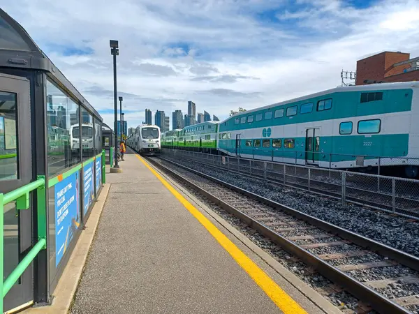 Etobikola, ON, Kanada 20 Ekim 2024: Mimico Go tren istasyonunun görüntüsü.