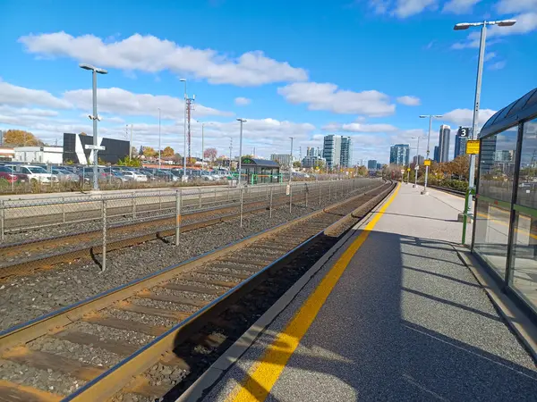 Etobikola, ON, Kanada 20 Ekim 2024: Mimico Go tren istasyonunun görüntüsü.