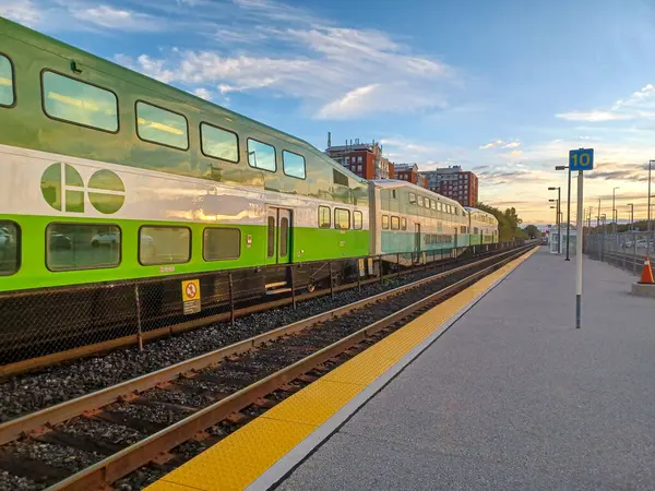 Etobikola, ON, Kanada 20 Ekim 2024: Mimico Go tren istasyonunun görüntüsü.