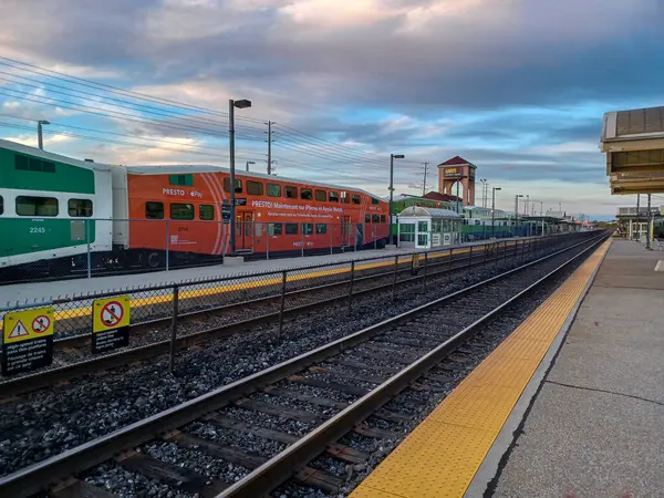Etobikola, ON, Kanada 20 Ekim 2024: Mimico Go tren istasyonunun görüntüsü.