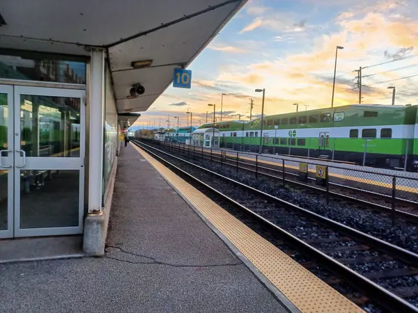 Etobikola, ON, Kanada 20 Ekim 2024: Mimico Go tren istasyonunun görüntüsü.