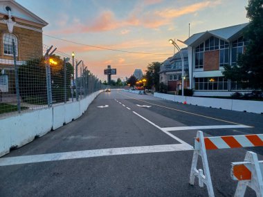 Toronto, ON, Kanada 14 Temmuz 2024: Honda Indy yarış pistinin güvenlik çitleri ve Kanada bayraklarıyla çevrili manzarası..