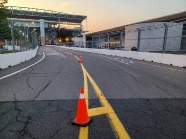 Toronto, ON, Kanada 14 Temmuz 2024: Honda Indy yarış pistinin güvenlik çitleri ve Kanada bayraklarıyla çevrili manzarası..