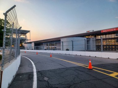 Toronto, ON, Kanada 14 Temmuz 2024: Honda Indy yarış pistinin güvenlik çitleri ve Kanada bayraklarıyla çevrili manzarası..