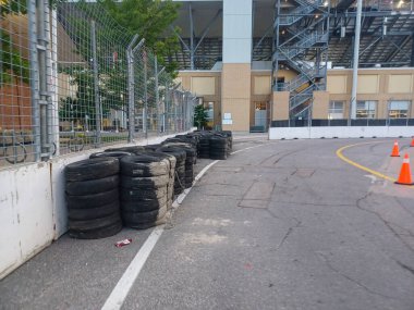 Toronto, ON, Kanada 14 Temmuz 2024: Honda Indy yarış pistinin güvenlik çitleri ve Kanada bayraklarıyla çevrili manzarası..