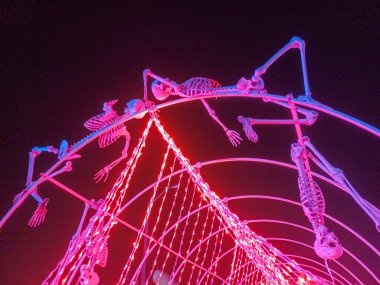Toronto, ON, Kanada 18 Ekim 2024: Toronto 'daki ışık festivalinde büyük Illumi hafif heykelleri ve tesisleri sunuldu..