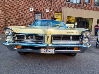Toronto, ON, Kanada 08 Eylül 2024: Klasik bir Pontiac Parisienne üstü açık araba, insanların bir sokak etkinliği sırasında hayranlıkla izlediği gibi dükkanların önüne park ediyor..