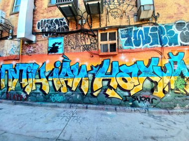 Toronto, ON, Kanada 15 Haziran 2024: Kalın ve renkli grafiti şehir etiketleri, isimler ve sokak sanatının ayrıntılarıyla dolu bir duvar kaplıyor..