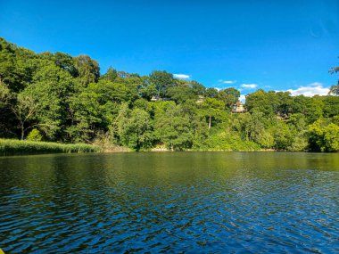 Toronto, ON, Kanada 14 Haziran 2024: Mavi gökyüzünün altındaki Humber Nehri manzarası..