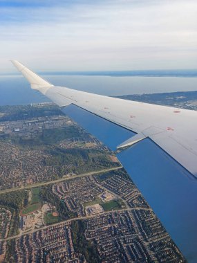 Mississauga, On, Kanada 26 Eylül 2024: Toronto Pearson Uluslararası Havalimanı 'na yaklaşan bir uçak için kenar mahallelerin ve Ontario Gölü' nün havadan görünüşü..