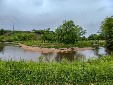Yağmurlu bir günde küçük bir dere manzarası