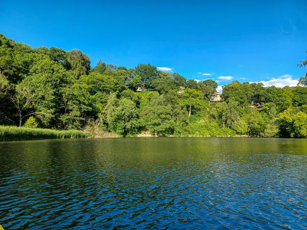 Toronto, ON, Kanada 14 Haziran 2024: Mavi gökyüzünün altındaki Humber Nehri manzarası..