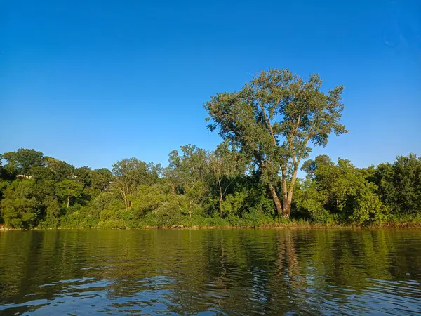 Toronto, ON, Kanada 14 Haziran 2024: Mavi gökyüzünün altındaki Humber Nehri manzarası..