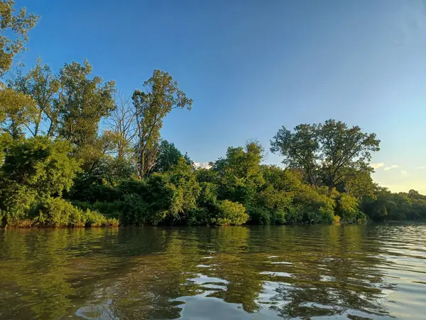 Toronto, ON, Kanada 14 Haziran 2024: Mavi gökyüzünün altındaki Humber Nehri manzarası..