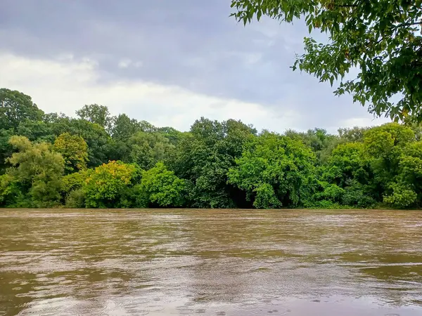 Toronto, ON, Kanada 17 Ağustos 2024: Humber Nehri şiddetli yağış sonrasında kıyılarını taşırarak kıyıları yükselen suların altına batırıyor..