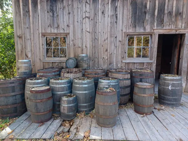 Fıçının evinin yakınındaki eski fıçılar.