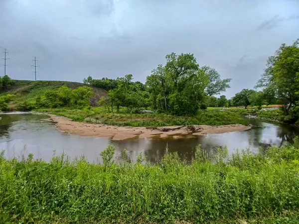 Yağmurlu bir günde küçük bir dere manzarası