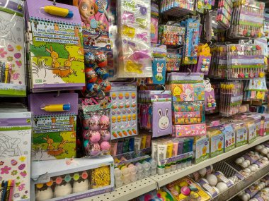 Toronto, ON, Kanada 31 Ocak 2025: Dollarama 'da canlı bir koridor tavşan işaretleri, pastel yumurtalar, çelenkler, peluş havuçlar ve şenlikli hediyeler de dahil olmak üzere renkli Paskalya süsleriyle dolu...