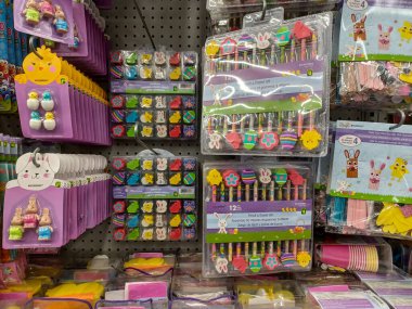 Toronto, ON, Kanada 31 Ocak 2025: Dollarama 'da canlı bir koridor tavşan işaretleri, pastel yumurtalar, çelenkler, peluş havuçlar ve şenlikli hediyeler de dahil olmak üzere renkli Paskalya süsleriyle dolu...