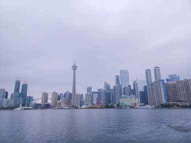 Toronto, ON, Kanada 8 Ağustos 2024: CN Kulesi ve Toronto silueti Ontario Gölü 'nden izlenen dramatik yaz bulutlarının altında duruyor..