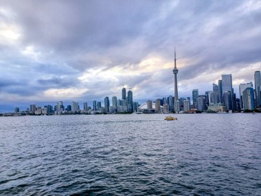 Toronto, ON, Kanada 8 Ağustos 2024: CN Kulesi ve Toronto silueti Ontario Gölü 'nden izlenen dramatik yaz bulutlarının altında duruyor..