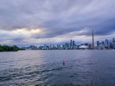 Toronto, ON, Kanada 8 Ağustos 2024: CN Kulesi ve Toronto silueti Ontario Gölü 'nden izlenen dramatik yaz bulutlarının altında duruyor..