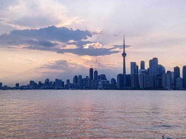 Toronto, ON, Kanada 19 Mayıs 2024: CN Kulesi ve şehir silueti Toronto Adaları 'ndan Ontario Gölü' ne yansıdı...
