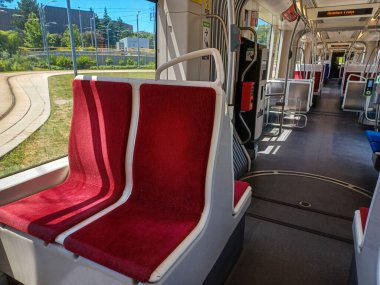 Toronto, ON, Kanada 19 Temmuz 2024: Toronto 'da modern bir tramvay kırmızı yastıklı koltukları ve temiz, iyi ışıklandırılmış iç mekanı ile neredeyse boş çalışıyor..