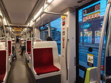 Toronto, ON, Kanada 19 Temmuz 2024: Toronto 'da modern bir tramvay kırmızı yastıklı koltukları ve temiz, iyi ışıklandırılmış iç mekanı ile neredeyse boş çalışıyor..