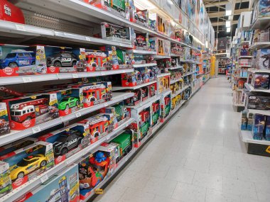 Toronto, On, Kanada - 27 Kasım 2024 Oyuncaklar R Us mağazasındaki oyuncaklarla birlikte raflara bakın.