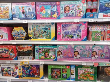 Toronto, On, Kanada - 27 Kasım 2024 Oyuncaklar R Us mağazasındaki oyuncaklarla birlikte raflara bakın.