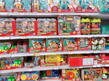 Toronto, On, Kanada - 27 Kasım 2024 Oyuncaklar R Us mağazasındaki oyuncaklarla birlikte raflara bakın.