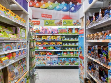 Toronto, On, Kanada - 27 Kasım 2024 Oyuncaklar R Us mağazasındaki oyuncaklarla birlikte raflara bakın.