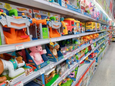 Toronto, On, Kanada - 27 Kasım 2024 Oyuncaklar R Us mağazasındaki oyuncaklarla birlikte raflara bakın.