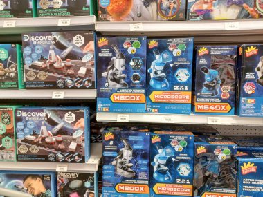 Toronto, On, Kanada - 27 Kasım 2024 Oyuncaklar R Us mağazasındaki oyuncaklarla birlikte raflara bakın.