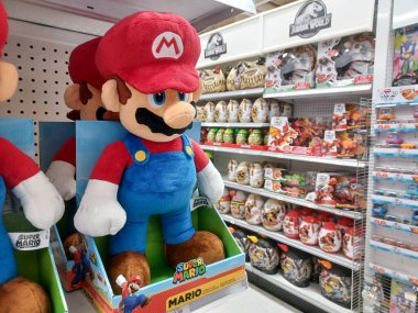 Toronto, On, Kanada - 27 Kasım 2024 Oyuncaklar R Us mağazasındaki oyuncaklarla birlikte raflara bakın.