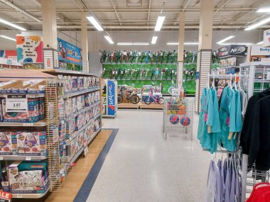 Toronto, On, Kanada - 27 Kasım 2024 Oyuncaklar R Us mağazasındaki oyuncaklarla birlikte raflara bakın.