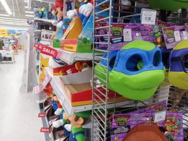 Toronto, On, Kanada - 27 Kasım 2024 Oyuncaklar R Us mağazasındaki oyuncaklarla birlikte raflara bakın.