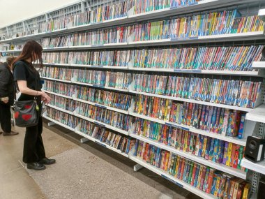 Toronto, On, Kanada - 27 Kasım 2024: Value Village ikinci el mağazasındaki kitap bölümüne bakın.